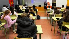 Foto de archivo de los jvenes del IES As Insuas durante una charla en el centro.