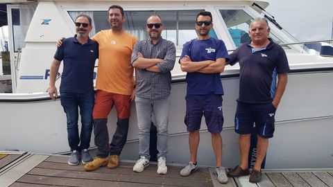 De izquierda a derecha: Antonio Barreira, director ejecutivo de Topcad Ingeniera; Miguel ngel Navarro, geofsico de Gehym; Jorge Iglesias, bilogo de Eurofins Iproma; Rubn Garca, hidrgrafo de Topcad; y Javier Arviso, patrn de barco de Topcad.