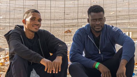 Migrantes, llegados a Baleares, esperando en la estacin martima de Palma para viajar a la Pennsula, la semana pasada.