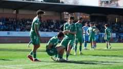 Concha ayudando a Sa�l a levantarse en la derrota del Racing en Talavera.