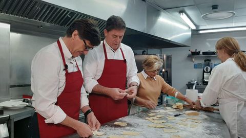 Besteiro e Illa aprenden a amasar orellas en Ourense