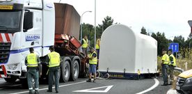 Un momento del operativo desplegado para cargar la estructura e�lica que se desplom� del transporte especial. 
