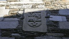 El escudo de la vivienda es, en realidad, la tapa de un sepulcro