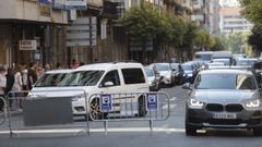 Calle Progreso de Ourense con vallas de corte de tr�fico por las fiestas.