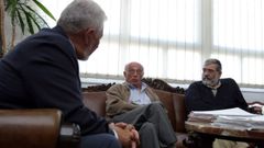 Ricardo Pérez Queiruga y José Antonio Ventoso Mariño conversan con José Luis Torres Colomer en un acto celebrado en el año 2006 en el que los tres participaron como exalcaldes de Ribeira.
