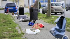 En el Banco de Alimentos de Lugo esperan que lleguen pronto los refugiados ucranianos. En la imagen, una cola de carros para reservar el sitio, un da de reparto