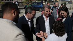 Daniel Vega y Alberto N��ez Feijoo, este martes en Ribadeo.