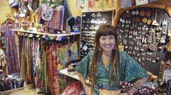 Cristina Alcaraz es la propietaria de La Chumbera, tienda que traslad desde vila hace ya siete aos, al enamorarse de la zona monumental de Compostela y de una de sus calles en concreto.