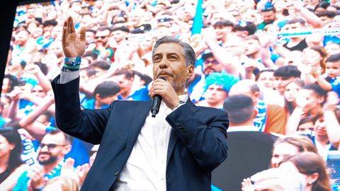 El presidente del Real Oviedo, Mart�n Pel�ez, durante la celebraci�n del ascenso del club