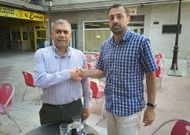 Abalo -izquierda- y Piscis sellaron su r�pido acuerdo en una c�ntrica cafeter�a vilagarciana. 