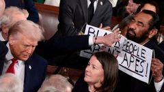 El dem�crata Al Green muestra ante Trump un cartel en el que se lee  Las personas negras no somos simios  antes de ser expulsado de la C�mara