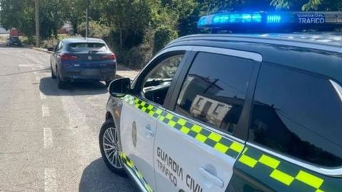 El coche del sospechoso, junto al de la patrulla de la Guardia Civil de tráfico que lo interceptó en Bóveda