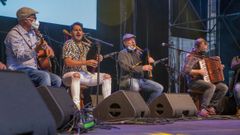 <span lang= gl >Parte dos integrantes da Banda das Crechas, durante unha actuacin en Compostela</span>