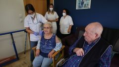 In�s Prieto (en la imagen) y su marido, Jos� Vigo, recibieron la cuarta dosis de la vacuna contra el covid  y la de la gripe en la residencia Suacasa