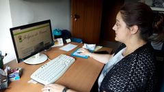 La alcaldesa Dolores Castro ante un ordenador en el que est� abierta la nueva p�gina web municipal
