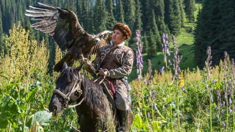 guilas y caballos son los animales simblicos del pas, marcado por la cultura nmada y la Ruta de la Seda