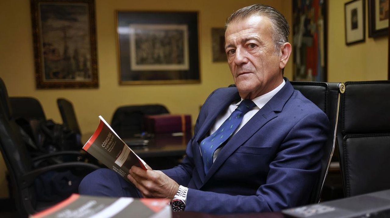Estanislao de Kostka Fernández, abogado: «No tengo WhatsApp por respeto a los clientes, la profesión y mi salud mental»