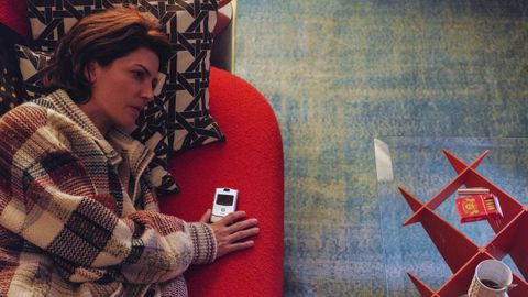 La actriz B�rbara Lennie, en una escena del filme de Almod�var �Amarga Navidad�.