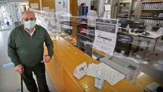 En el centro de salud de A Doblada los administrativos han puesto pl�sticos