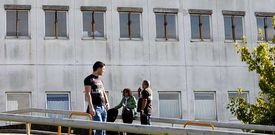 Ventanas apuntaladas en un pasillo del bloque quir�rgico, en la primera planta del Hospital Meixoeiro.