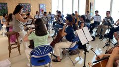 Integrantes de la orquesta de la UVigo ensayando el concierto de este s�bado.