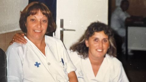 Sánchez, en una foto de archivo con otra compañera de lo que ahora es el CHUO