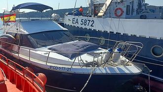 Yate de alquiler de 13 metros de eslora auxiliado por Gardacostas y Salvamento cuando se inundaba con nueve personas a bordo en la ensenada de Barra, en Cangas.