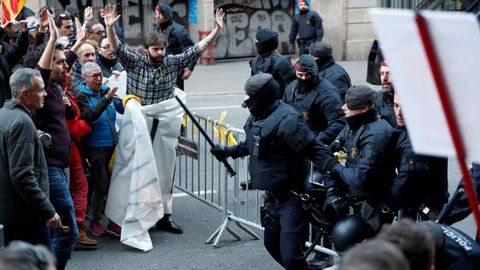 Adem�s, entonaban c�nticos a favor de la independencia de Catalu�a y de los presos soberanistas, como �Libertad presos pol�ticos� y �Somos Rep�blica�, y llevaban banderas esteladas y lazos amarillos.