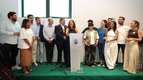 Alcaldes del �rea, el subdelegado del Gobierno y concejales acompa�aron a los hosteleros que inauguraron ayer la rehabilitaci�n del mercado de Betanzos.