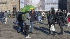 Grupos de turistas, en diciembre pasado, en el Obradoiro