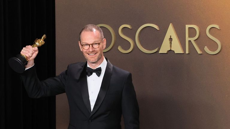 El director Joachim Trier recogi� la estatuilla a la mejor pel�cula internacional por �Valor sentimental� en la �ltima edici�n de los Oscar