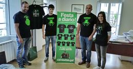 Algunos de los impulsores de la iniciativa con el alcalde y Pilar Ferreiro ayer en la presentaci�n