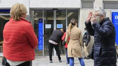 Colas a las puertas de un banco de Lugo