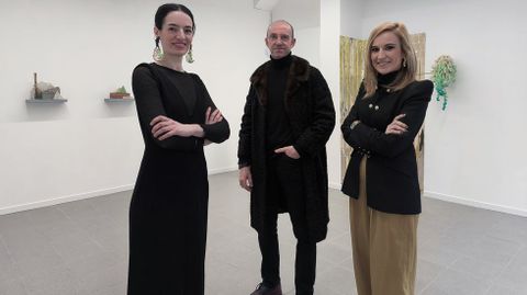 A galerista Alba Porto, o artista Christian Villamide e a comisaria Paula Cabaleiro, o d�a da inauguraci�n