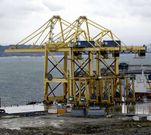 Las gr�as para contenedores en el puerto exterior.