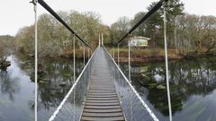 El acceso a la Insua de Seivane, en el Mi�o, es un puente colgante