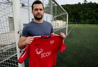 Javi L�pez, nuevo portero de la SD Chantada, con su camiseta en el campo de O Sango�edo. 