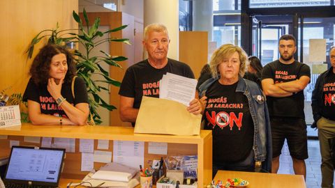 Integrantes de la plataforma Stop Biog�s presentaron en la ma�ana de ayer unas 2.000 firmas por registro para reclamar un pleno extraordinario en A Laracha.