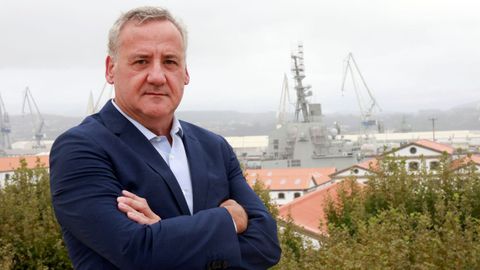 Javier Mart�n, fundador y CEO de la tecnol�gica Syvalue, con las fragatas al fondo en Ferrol