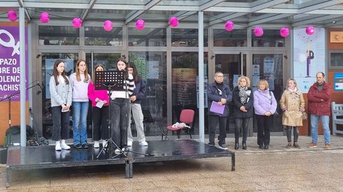 Los alumnos de los tres institutos fueron los protagonistas del acto del 25N en O Barco de Valdeorras.