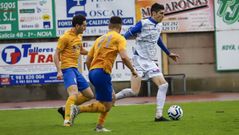 Anxo, llev�ndose el bal�n en carrera, ante dos jugadores del Dubra, en el encuentro de la pasada temporada