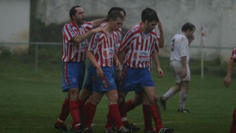 Jugadores del Foz celebran un gol a la Sarriana en el 2003.