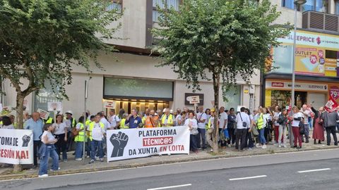 Algunos de los afectados por estas sentencias protestaron delante del Parlamento de Galicia