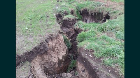 Grietas aparecidas en el recorrido de la senda entre Cadavedo y Busto