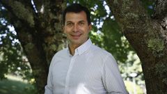 El l�der del PSdeG, Gonzalo Caballero, en el parque santiagu�s del Monte da Alm�ciga