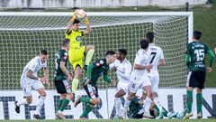 Gazzaniga ataja una llegada del Real Madrid Castilla.