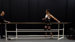 David Mzee qued� tetrapl�jico tras un accidente deportivo. Hoy puede dar ya algunos pasos por su cuenta