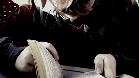 Ler a escondidas  como mis presta facelo, di Casares