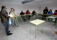 <span lang= es-es >Primer d�a de clase.</span> El curso de agricultura sostenible comenz� el 28 de noviembre con un acto de presentaci�n en el que los alumnos organizaron un intercambio de semillas para plantar en una finca acondicionada por el Concello en Cacheiras (en la foto).