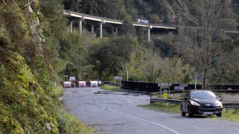 La N-120a en Pantn cerca de la presa de Os Peares y con la carretera nueva al fondo